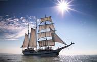 Bild zu Ferien am Meer auf einem traditionellen Segelschiff